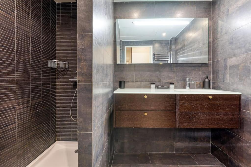Montaigne Executive Suite パリ エクステリア 写真